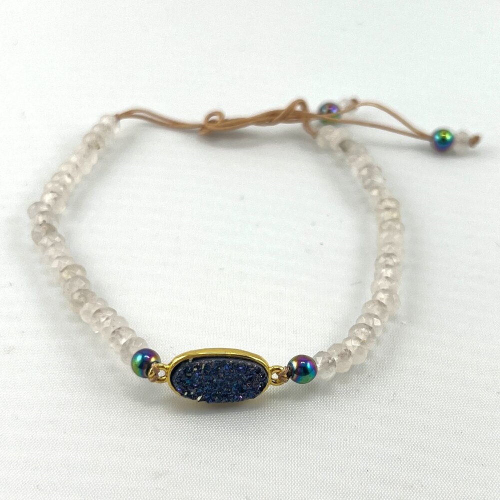Faceted Agate bead bracelet with Titanium Drusy spacer, NWOT, unusual, bling